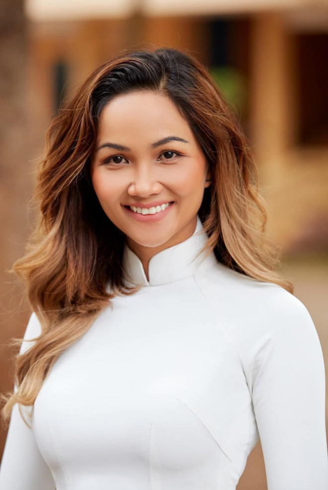 H'Hen Niê nữ tính với áo dài trắng, Mâu Thuỷ mặc kín mít vẫn khoe được eo thon nóng bỏng - 2