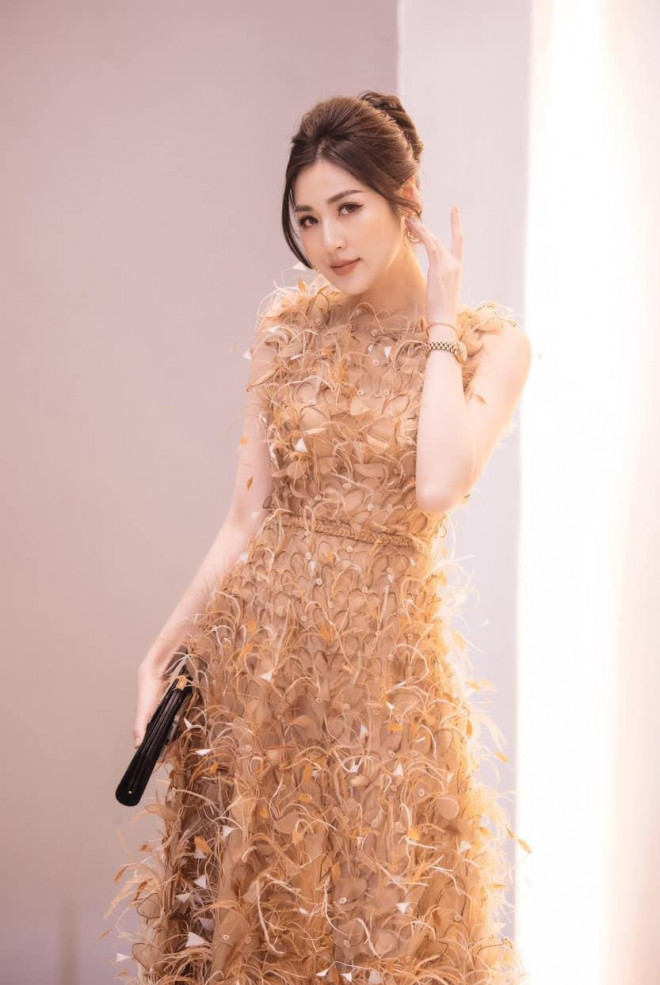 H'Hen Niê nữ tính với áo dài trắng, Mâu Thuỷ mặc kín mít vẫn khoe được eo thon nóng bỏng - 6