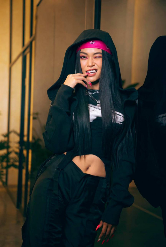 H'Hen Niê nữ tính với áo dài trắng, Mâu Thuỷ mặc kín mít vẫn khoe được eo thon nóng bỏng - 5