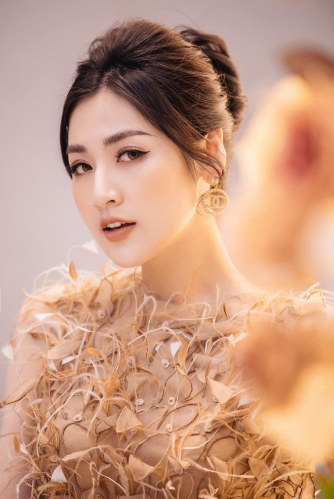 H'Hen Niê nữ tính với áo dài trắng, Mâu Thuỷ mặc kín mít vẫn khoe được eo thon nóng bỏng - 7