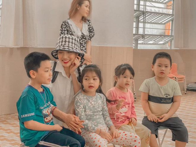 H'Hen Niê nữ tính với áo dài trắng, Mâu Thuỷ mặc kín mít vẫn khoe được eo thon nóng bỏng - 9