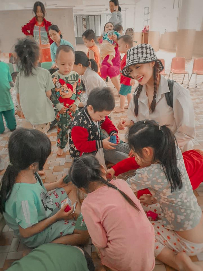 H'Hen Niê nữ tính với áo dài trắng, Mâu Thuỷ mặc kín mít vẫn khoe được eo thon nóng bỏng - 10