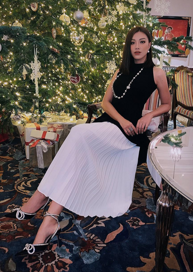 H'Hen Niê nữ tính với áo dài trắng, Mâu Thuỷ mặc kín mít vẫn khoe được eo thon nóng bỏng - 13