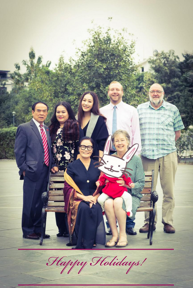 H'Hen Niê nữ tính với áo dài trắng, Mâu Thuỷ mặc kín mít vẫn khoe được eo thon nóng bỏng - 14