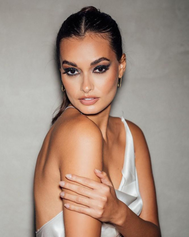 Ngắm hình thể nóng bỏng của 'chân dài' 9x xứ Samba Gizele Oliveira - 4