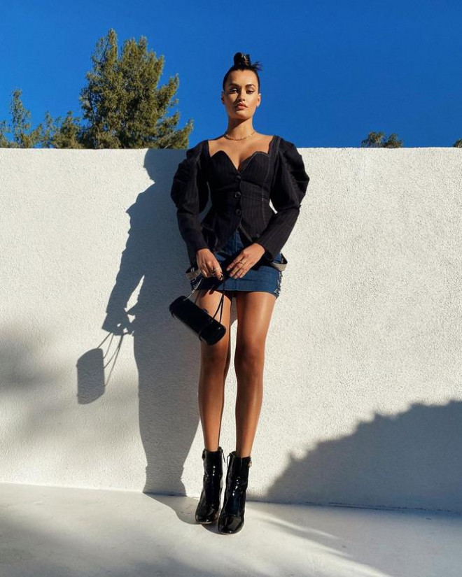 Ngắm hình thể nóng bỏng của 'chân dài' 9x xứ Samba Gizele Oliveira - 13