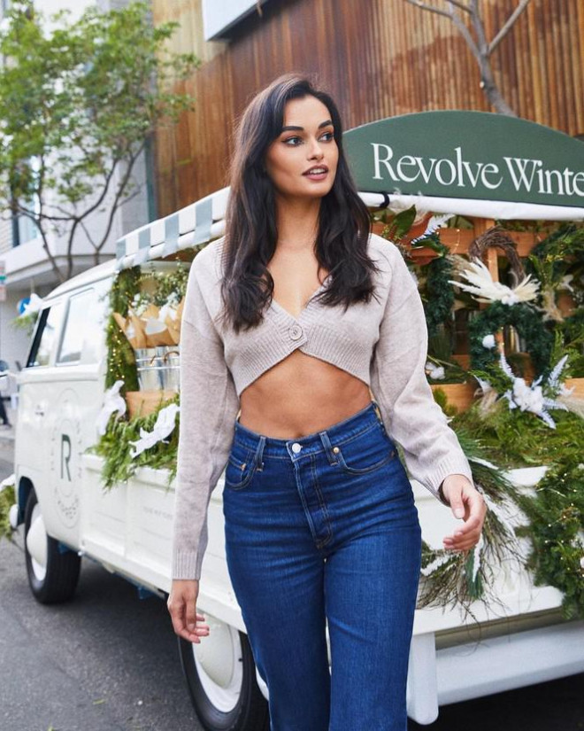 Ngắm hình thể nóng bỏng của 'chân dài' 9x xứ Samba Gizele Oliveira - 14