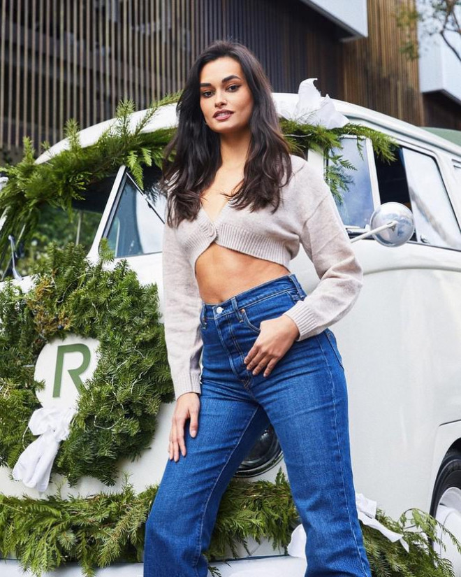 Ngắm hình thể nóng bỏng của 'chân dài' 9x xứ Samba Gizele Oliveira - 15