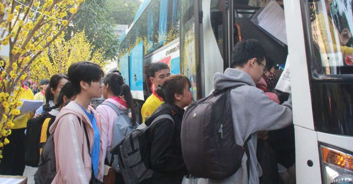 Sinh viên tại TPHCM về quê đón Tết theo chương trình “Chuyến xe mùa xuân” năm 2020. Ảnh: TL