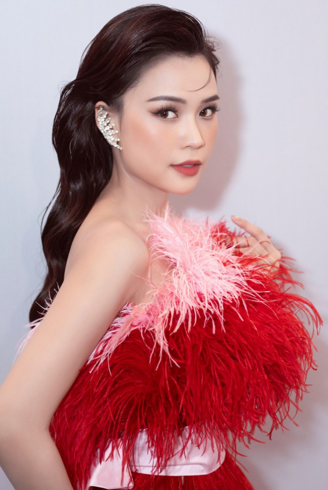 Sam khoe sắc vóc đỉnh cao trong mẫu thiết kế váy đính lông vũ cực kén dáng - 1