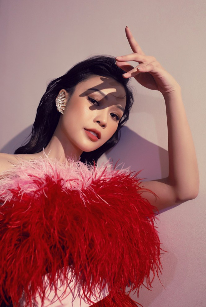 Sam khoe sắc vóc đỉnh cao trong mẫu thiết kế váy đính lông vũ cực kén dáng - 6