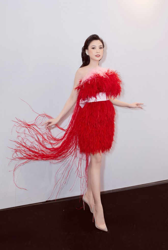 Sam khoe sắc vóc đỉnh cao trong mẫu thiết kế váy đính lông vũ cực kén dáng - 5