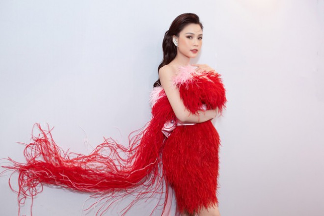 Sam khoe sắc vóc đỉnh cao trong mẫu thiết kế váy đính lông vũ cực kén dáng - 3