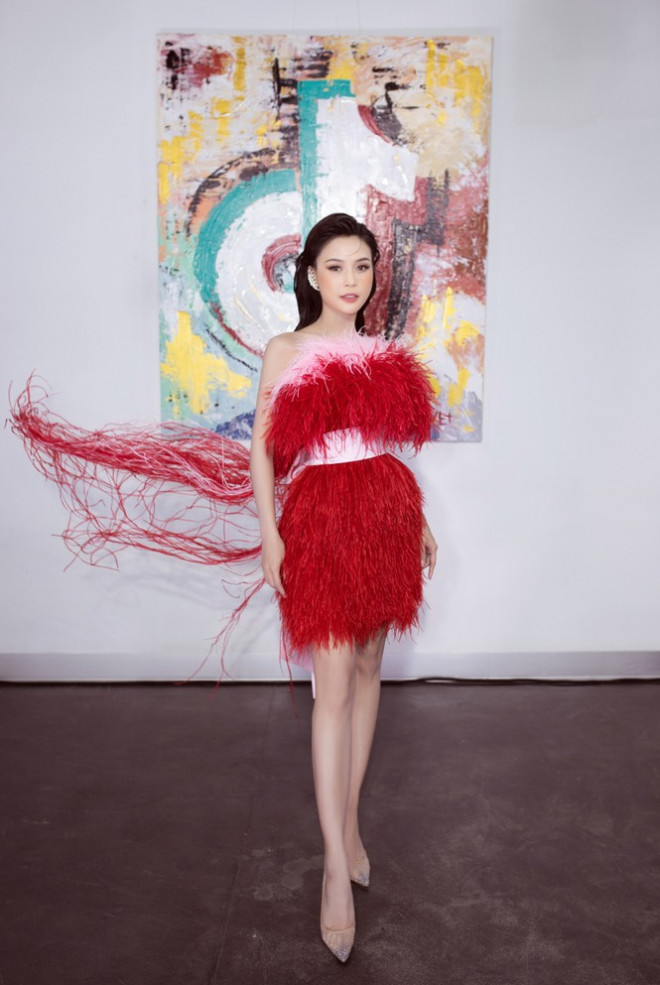 Sam khoe sắc vóc đỉnh cao trong mẫu thiết kế váy đính lông vũ cực kén dáng - 2