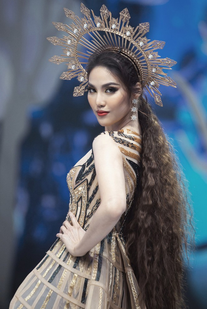 Chiếc váy này có gì đặc biệt mà ba mỹ nhân Lan Khuê, Hoàng Thùy, Thanh Khoa đua nhau mặc? - 1