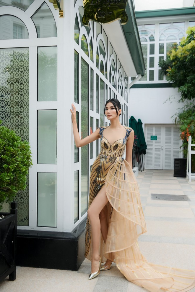 Chiếc váy này có gì đặc biệt mà ba mỹ nhân Lan Khuê, Hoàng Thùy, Thanh Khoa đua nhau mặc? - 6