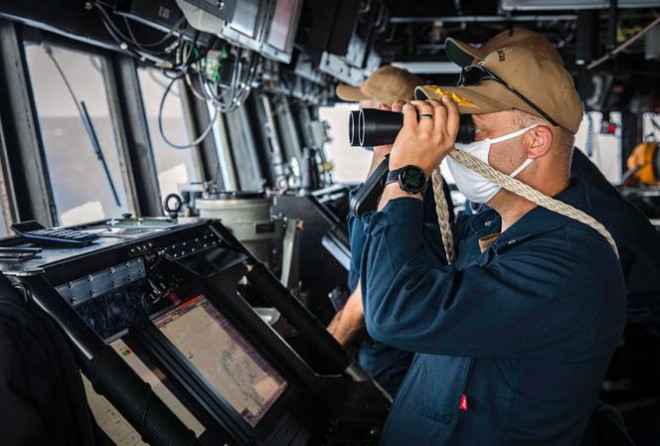 Ông Ryan T. Easterday, chỉ tàu USS John S. McCain quan sát Biển Đông khi đang đi vào khu vực này hôm 22/12. (Ảnh: US Navy)