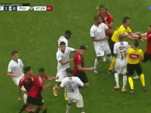 Media - 9 cầu thủ bị đuổi cùng lúc sau màn "tỉ thí" như phim hành động