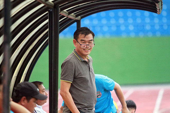 HLV Phan Thanh Hùng ký hợp đồng dẫn dắt CLB Bình Dương trong 3 mùa giải sắp tới.