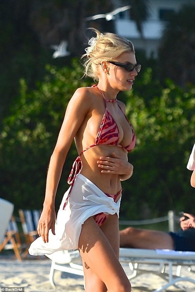 Chân dài 9x Charlotte McKinne cực nóng bỏng ở biển - 8