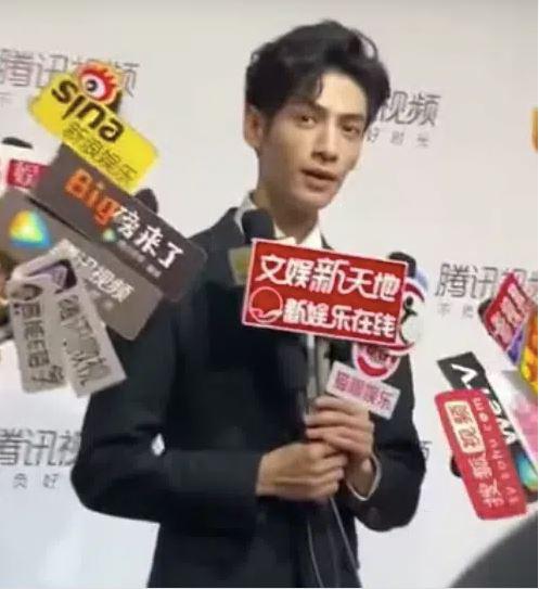 Hình ảnh của "Mỹ nam cổ trang Trung Quốc" trong hậu trường trái ngược hoàn toàn với ảnh đã qua chỉnh sửa.