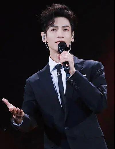 “Mỹ nam cổ trang Trung Quốc” gây choáng vì thân hình gầy guộc, hốc hác đáng sợ - 1