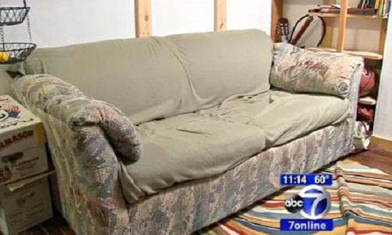 Chiếc ghế sofa cũ được nhóm sinh viên mua với giá 20 USD.&nbsp;Eyewitness News/ABC