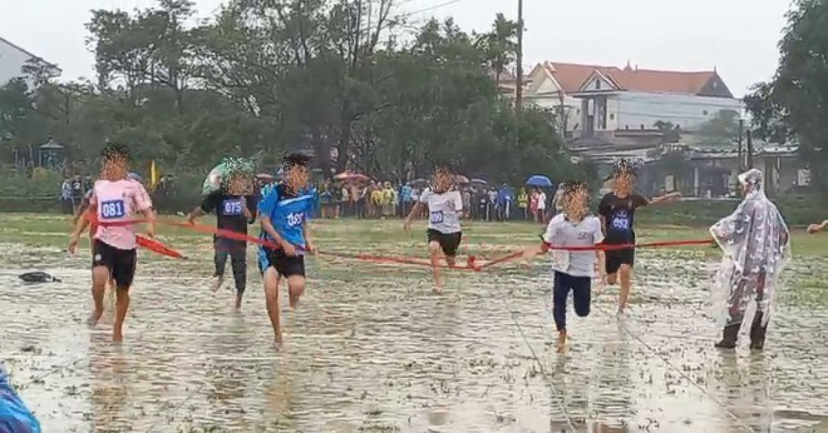 Học sinh huyện Phú Lộc (Thừa Thiên Huế) tham gia Hội Khỏe Phù Đổng trong thời tiết mưa rét. (Ảnh: Đình Toàn/ Báo Thanh Niên)