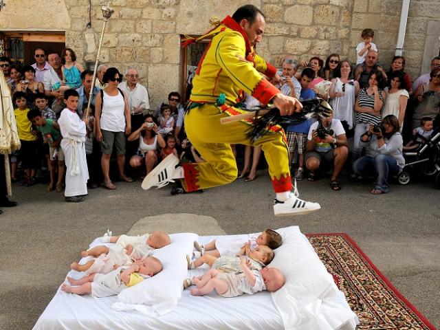 Du lịch - Du khách kinh ngạc khi bắt gặp những lễ hội điên rồ nhất thế giới này