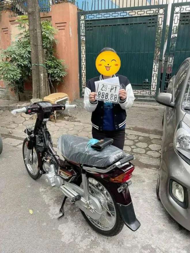 Cô gái được cho là vừa bốc được biển ngũ quý 8 cho Honda Dream.