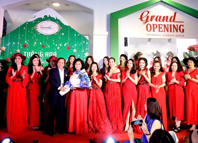 Các Doanh nhân CLB Doanh nhân Sài Gòn, Hội nữ doanh nhân Tp. HCM - Hawee và nhiều vị khách VIP của thương hiệu chúc mừng lễ khai trương Sensorial Fashion house hình trên và Ông Võ Quang Cảnh- Chủ tịch CLB Doanh Nhân Sài gòn, Bà Nguyễn Thụy Giang Châu – Nhà sáng lập Sensorial Fashion House cùng các Nữ Doanh Nhân CLB DNSG, Nữ Doanh Nhân Tp. HCM – Hawee & các vị khách quý của Sensorial (hình dưới).
