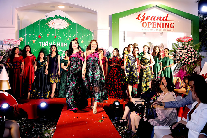 Bộ sưu tập “ Gấm & Hoa” được thiết kế rất thanh lịch và sang trọng cho cả 2 form dáng Missy và Woman nên phù hợp cho cả mẹ và con.