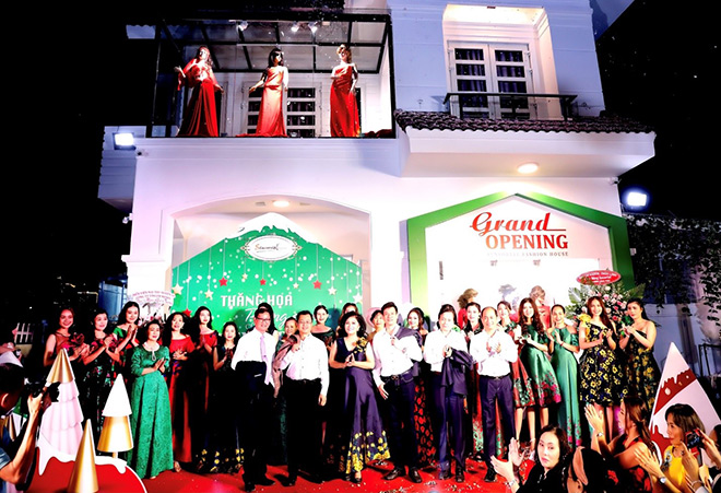 Các Nam Doanh Nhân Sài Gòn trong chiếc áo sơmi được thiết kế logo riêng theo thương hiệu cá nhân của từng người