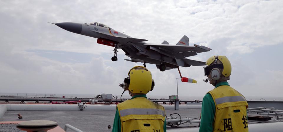 Chiến đấu cơ Trung Quốc hạ cánh trên tàu sân bay Liêu Ninh.