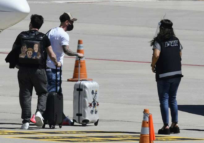 Messi cùng vợ con ở sân bay Rosario (Argentina) khi trở về quê nhà đón Giáng sinh