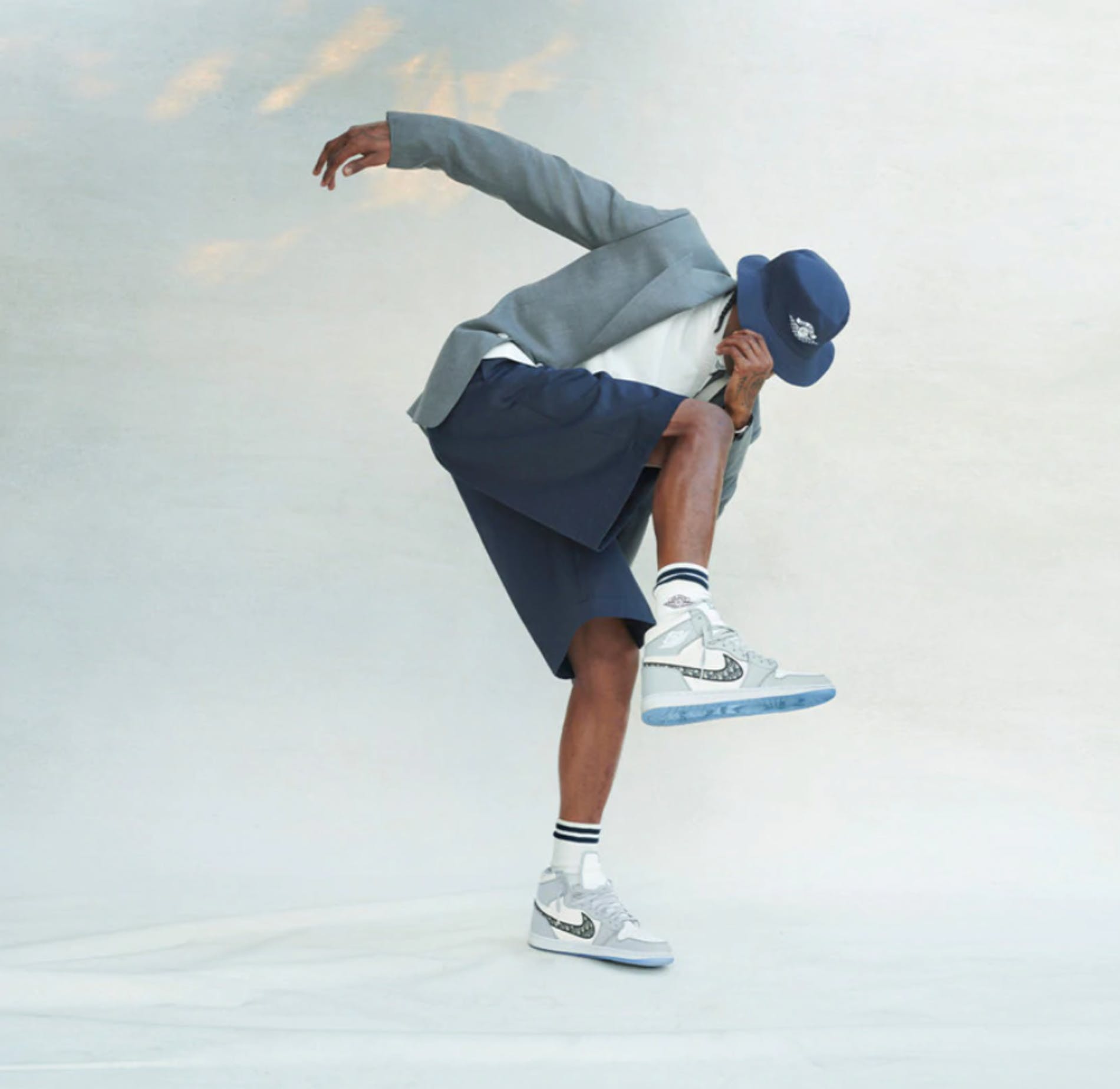 Giữa dịch Covid, những thương vụ kết hợp thời trang này vẫn gây chấn động - 2