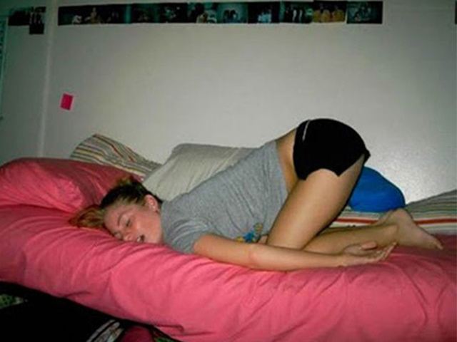 Tranh vui - Đỡ không nổi với tư thế ngủ "quên phòng thủ" của hội chị em