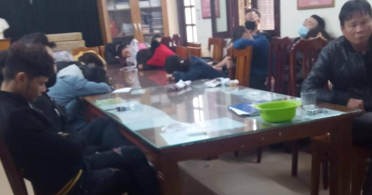 Pháp luật - Cảnh sát đột kích quán bar 15 Hàng Tre, tạm giữ 200 dân chơi "phê" đêm Noel