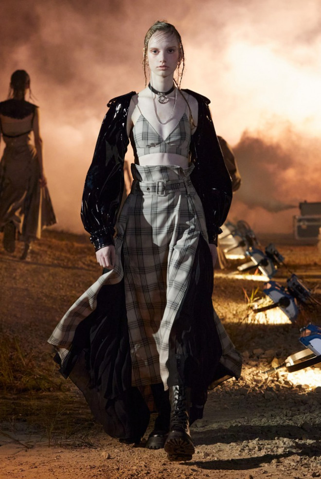 Stylist của BLACKPINK lại được khen hết lời vì mix đồ cho Jisoo đẹp hơn hẳn bản gốc - 3