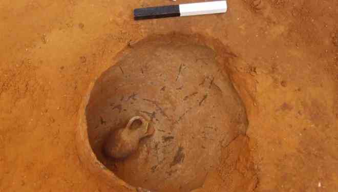 Chiếc bình gốm đựng hài cốt 3.800 tuổi bên trong ngôi mộ cổ vừa được phát hiện - Ảnh: CƠ QUAN QUẢN LÝ CỔ VẬT ISRAEL