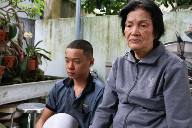 Mẹ và con trai anh Võ Thành Nam bần thần suốt mấy ngày nay, vẫn hy vọng điều kỳ diệu xảy ra