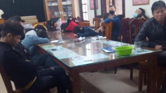 HIện số dân chơi vẫn "phê" bị tạm giữ tại Công an quận Hoàn Kiếm, TP Hà Nội