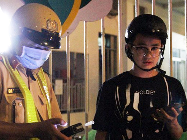 Tin tức trong ngày - Cái kết của 3 thanh niên "tống ba" trên xe máy, trêu chọc CSGT Đội Bàn Cờ