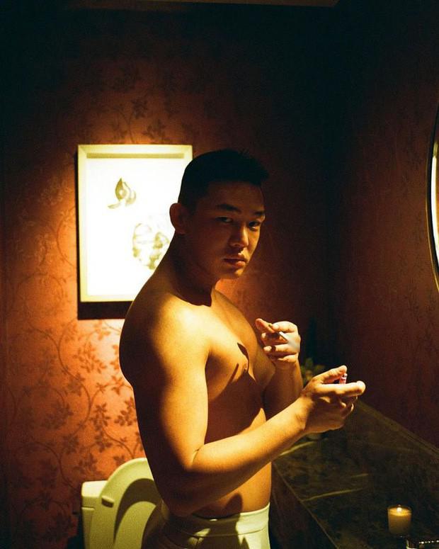 Yoo Ah In vào ngày 24/1 đã đăng tải một loạt ảnh gây "sốc" lên Instagram cá nhân, gây chấn động showbiz Hàn và vọt lên top 1 tìm kiếm Naver Hàn