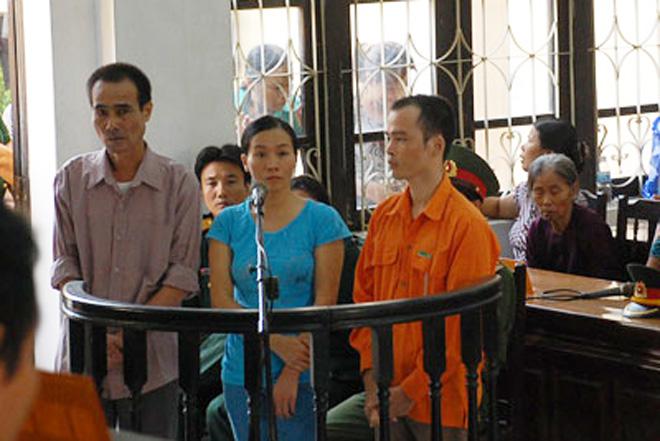 Các bị cáo Hòa, Thuận, Tiệp (từ trái sang phải) tại phiên tòa.