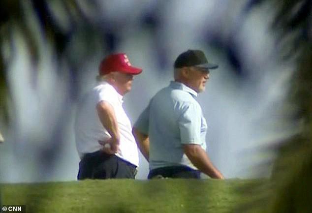 Tổng thống Trump đi chơi golf ở bang Florida ngày 24-12. Ảnh: CNN
