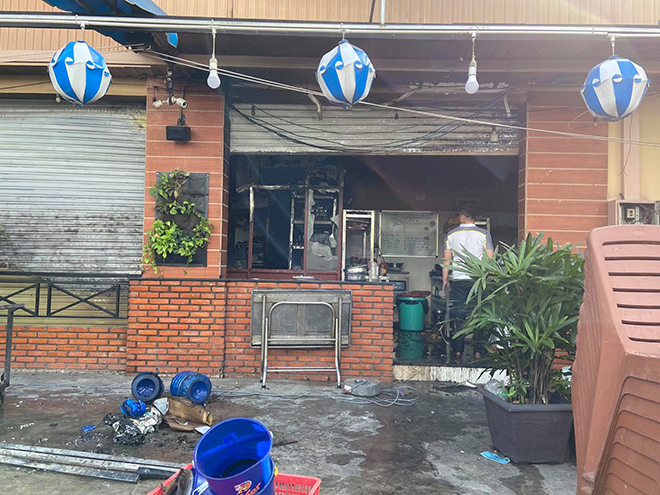 Sau tiếng nổ, khu vực bếp của quán ăn trên đường Phan Văn Hớn phát hỏa