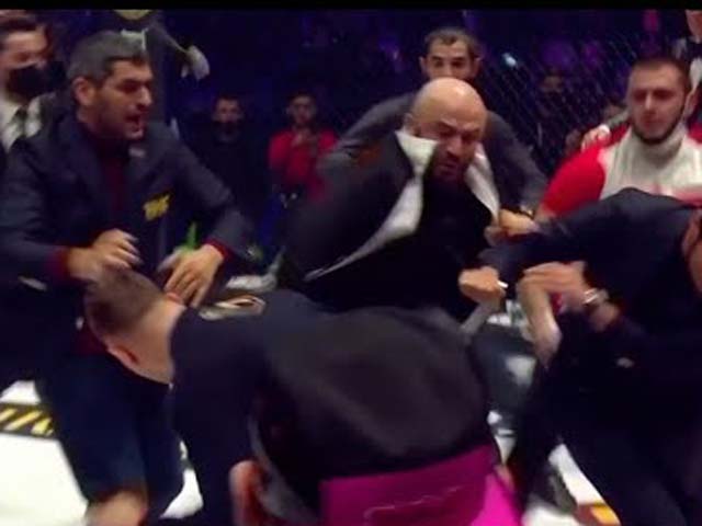 Thể thao - Hỗn loạn võ đài: Võ sĩ làm đối thủ phát điên, “tẩn” nhau như giang hồ