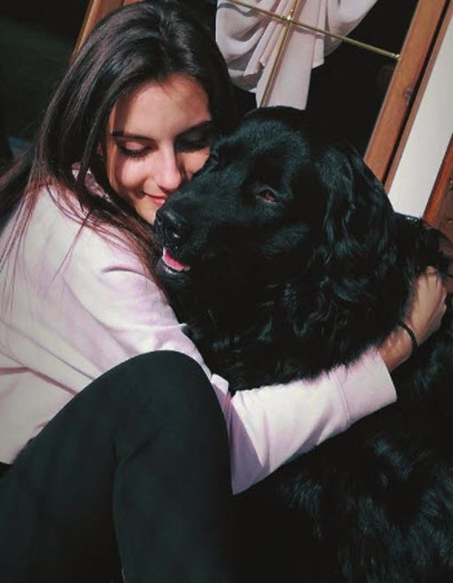 Cô gái 21 tuổi này rất yêu chó.
