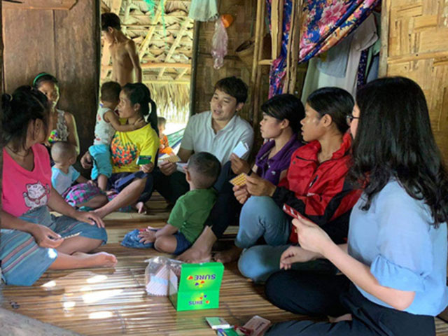 Tin tức trong ngày - Chuyện sinh đẻ ở nơi người dân còn lấy bao cao su cho con thổi bóng, thuốc tránh thai cho... gà ăn!